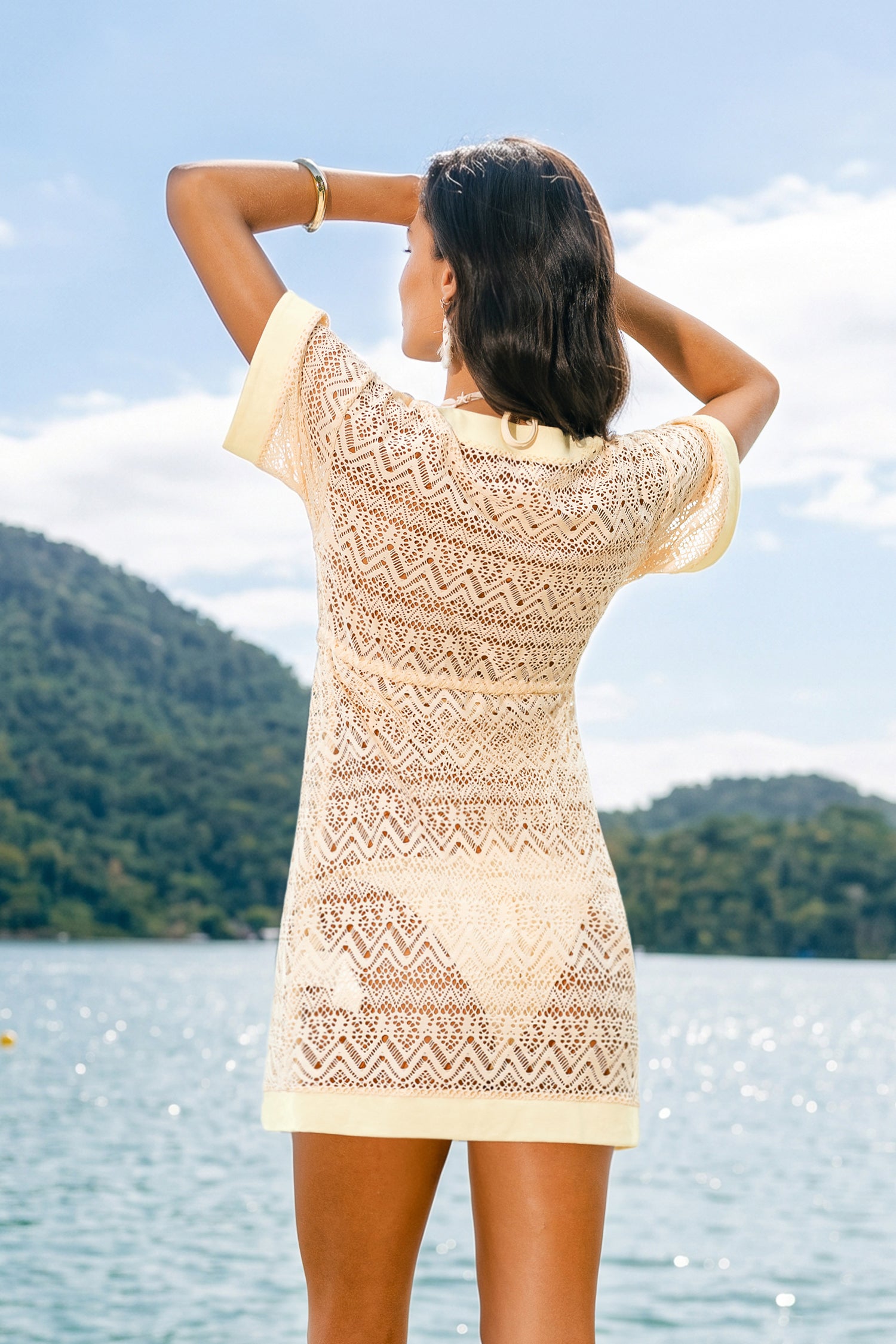 Beigefarbenes Kurzarm Mini-Strick-Strandkleid