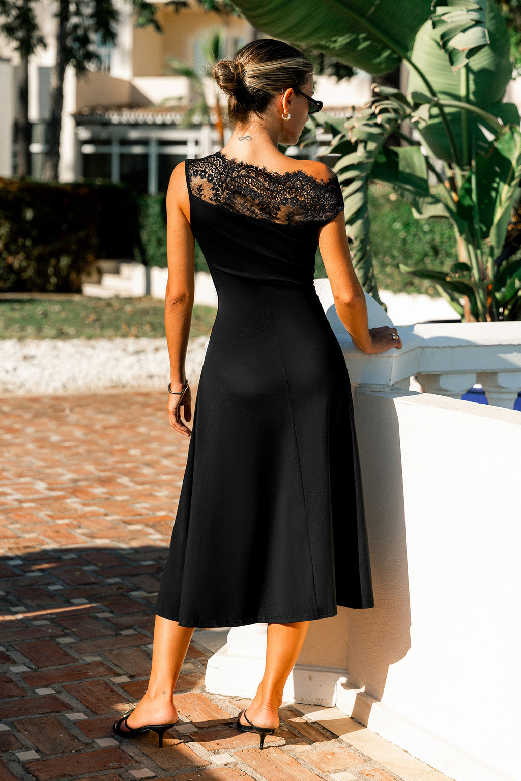 Schwarzes Elegantes Midikleid mit Spitzenbesatz