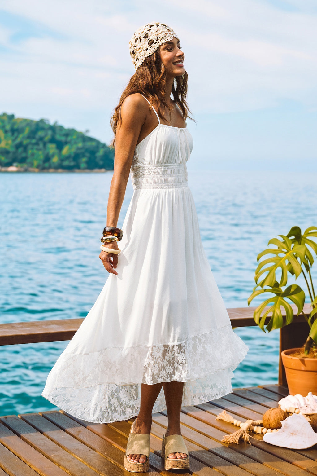 Weißes tailliertes Maxi-Strandkleid mit Spitzen-Saum