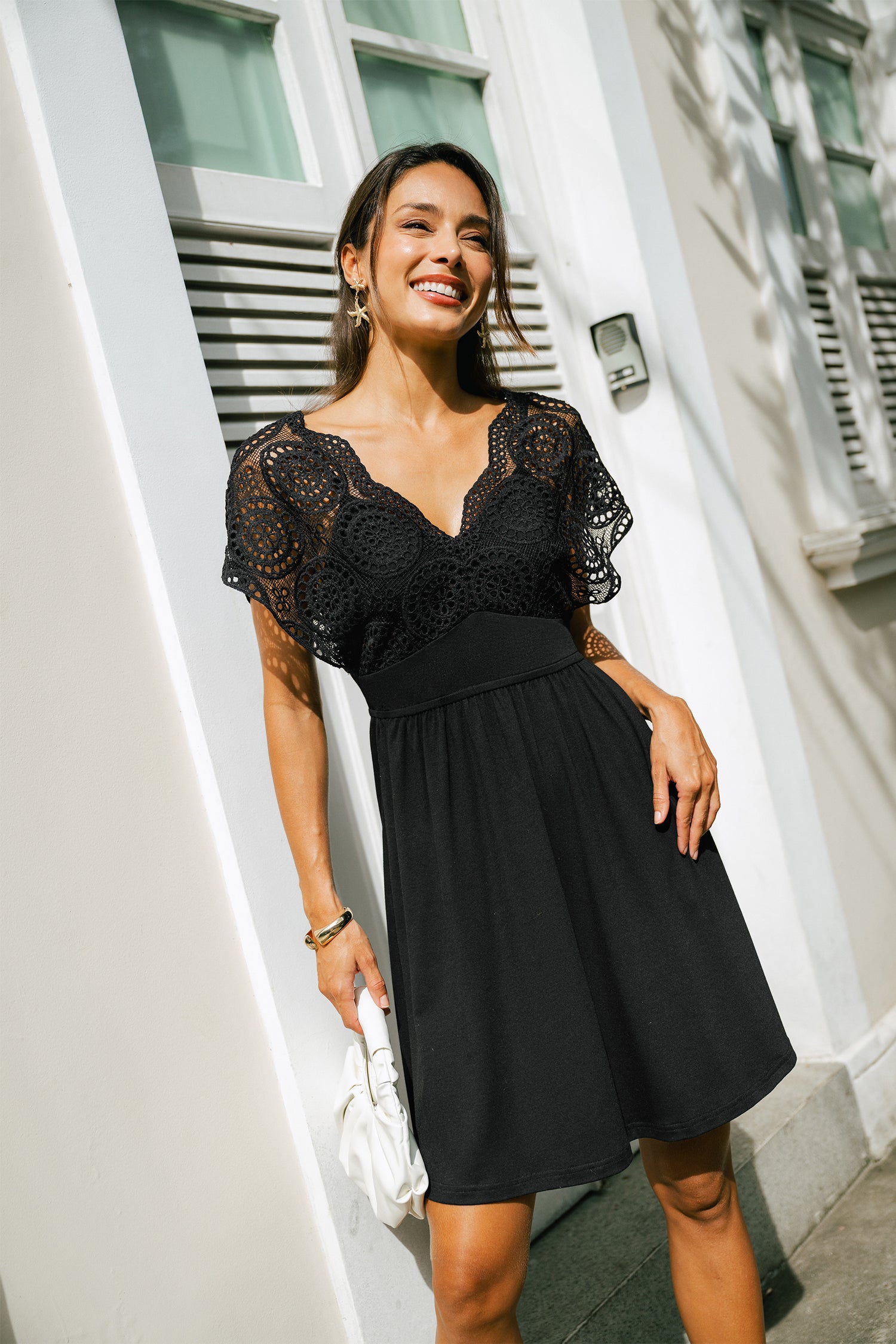 Schwarzes Minikleid mit V-Ausschnitt und Spitzenbesatz