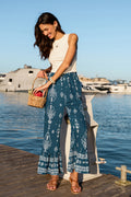 Blaue Hose mit Ornament-Muster