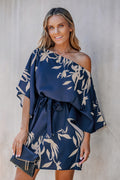 One-Shoulder-Minikleid mit Blattmuster und Gürtel