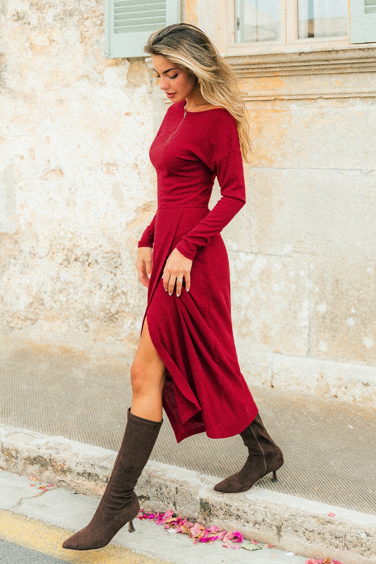 Rotes Langarm Maxi-Strickkleid mit asymmetrischem Ausschnitt