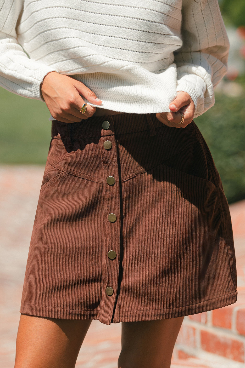 Brauner Cord-Minirock mit Knopfleiste