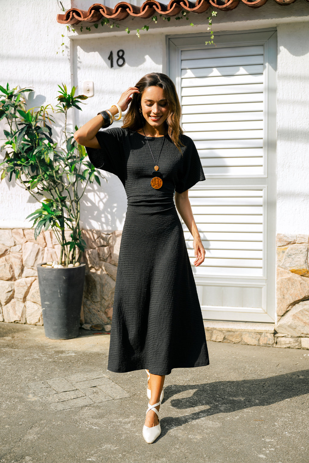Schwarzes Kurzarm Maxikleid mit Rundhalsausschnitt