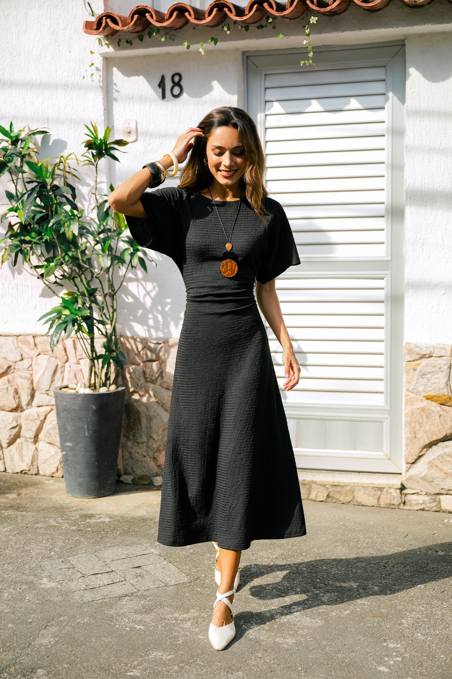 Schwarzes Kurzarm Maxikleid mit Rundhalsausschnitt