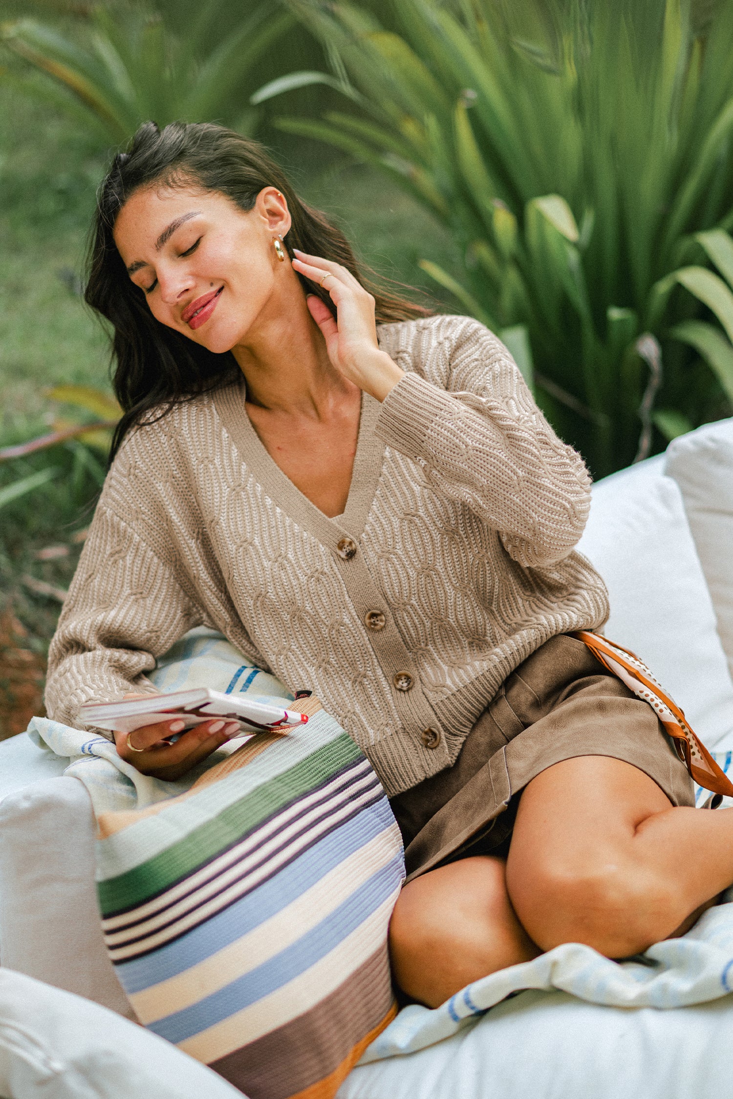 Hellbraune Strickjacke mit V-Ausschnitt