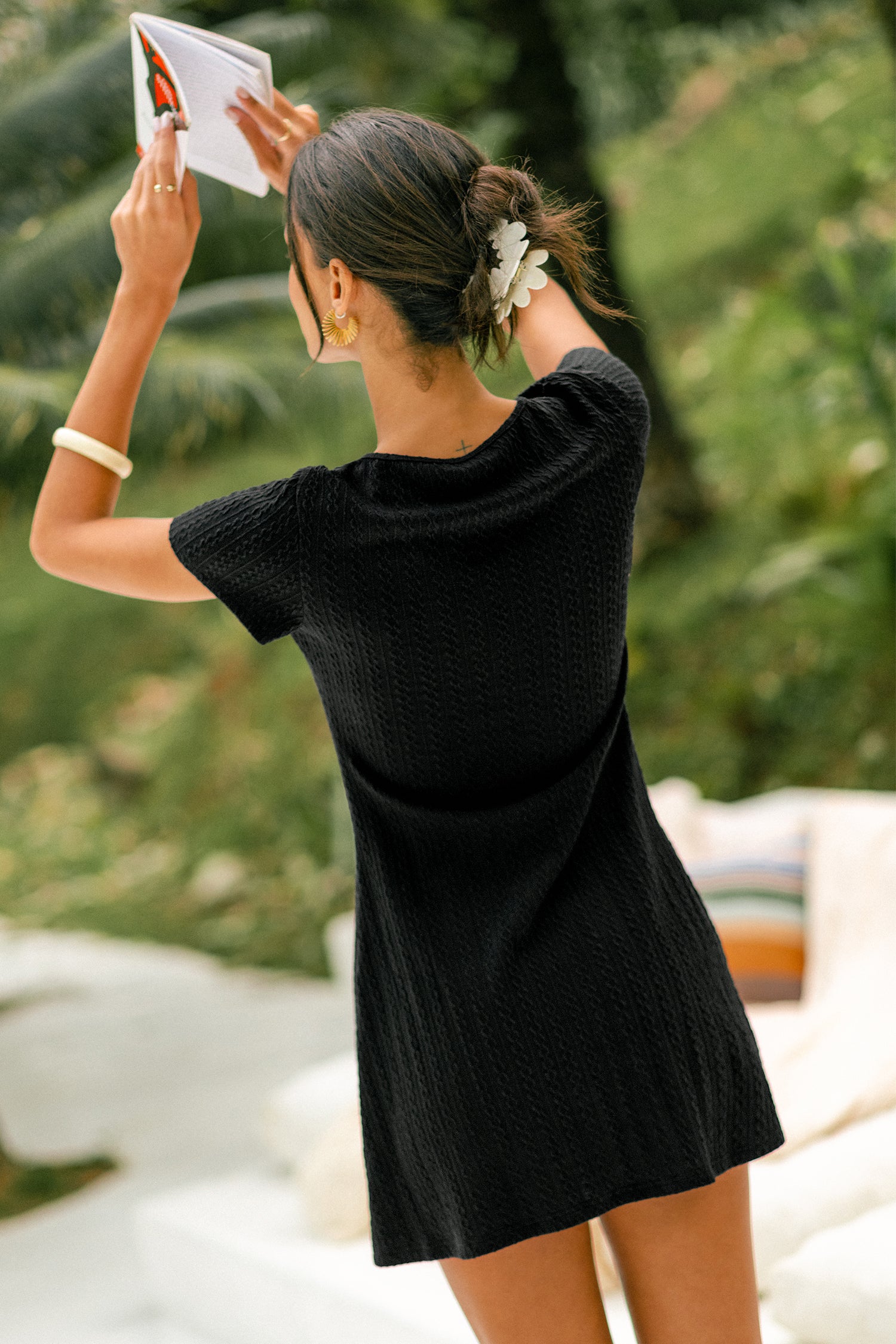 Schwarzes Kurzarm Mini-Strickkleid mit V-Ausschnitt