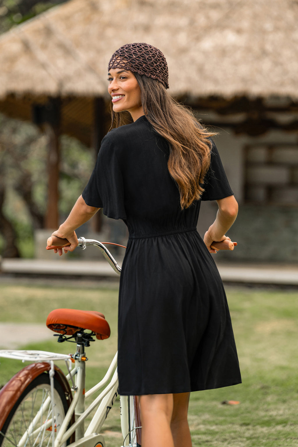 Schwarzes Kurzarm Mini-Strandkleid mit V-Ausschnitt