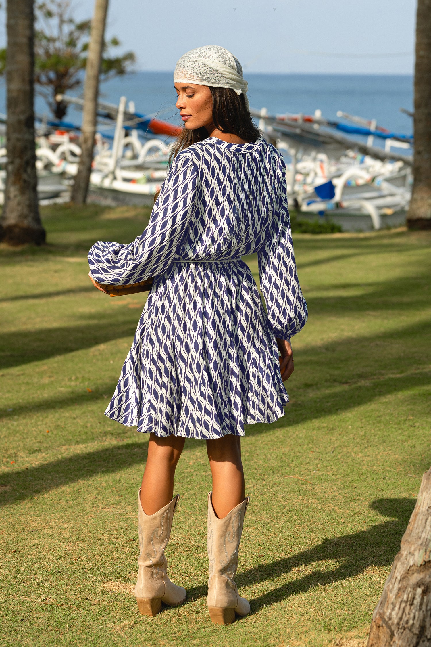 Langarm Minikleid mit Taillenband und geometrischem Muster