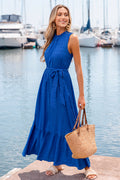 Blaues Maxikleid mit hohem Ausschnitt und Taillengürtel