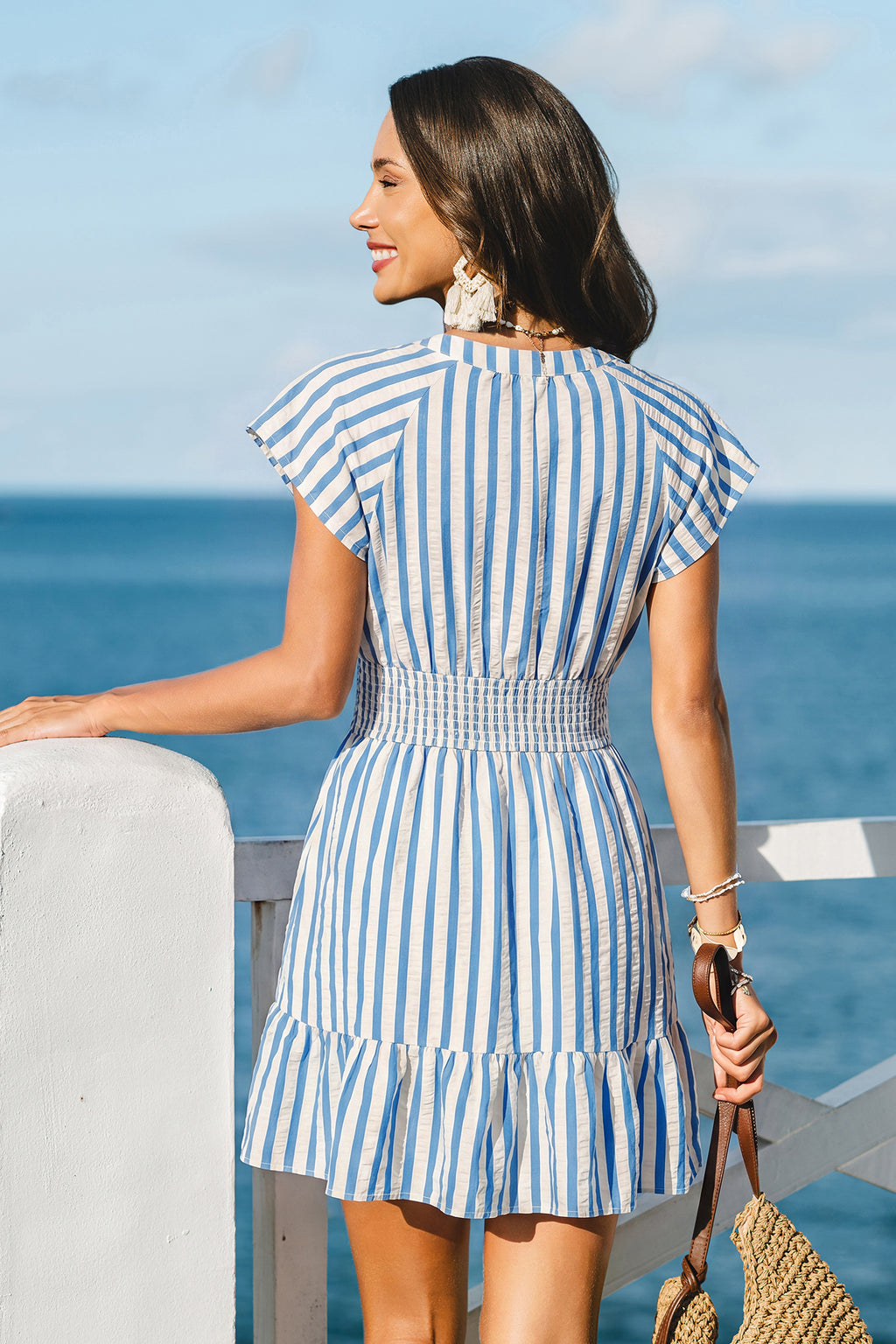 Gestreiftes Mini-Sommerkleid mit gesmokter Taille