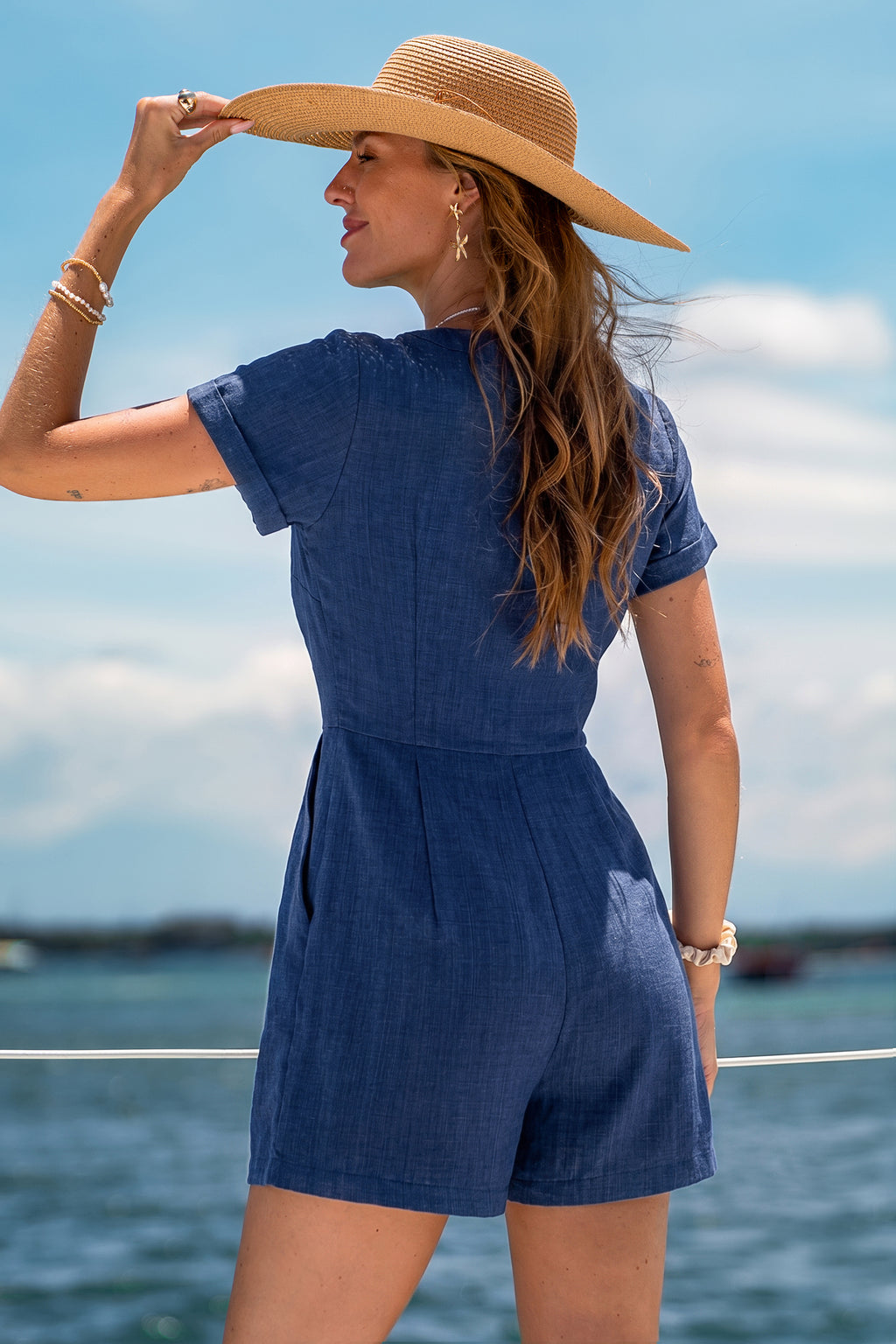 Blauer Kurzarm-Romper mit V-Ausschnitt und geradem Bein