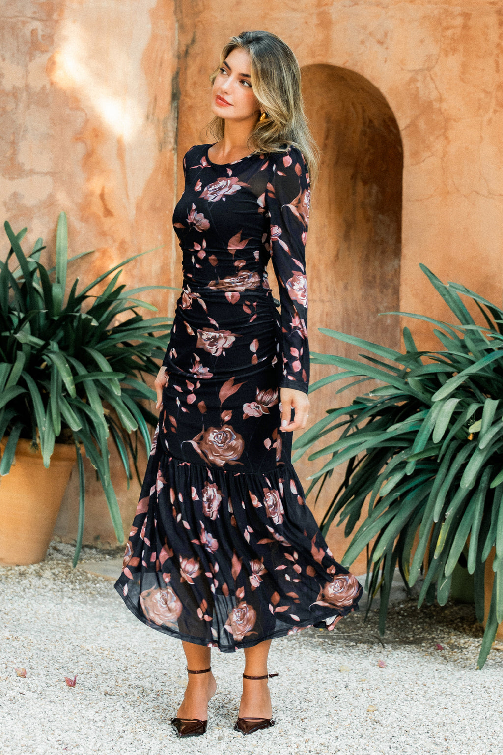 Schwarzes geblümtes elegantes Langarm Mesh-Maxikleid
