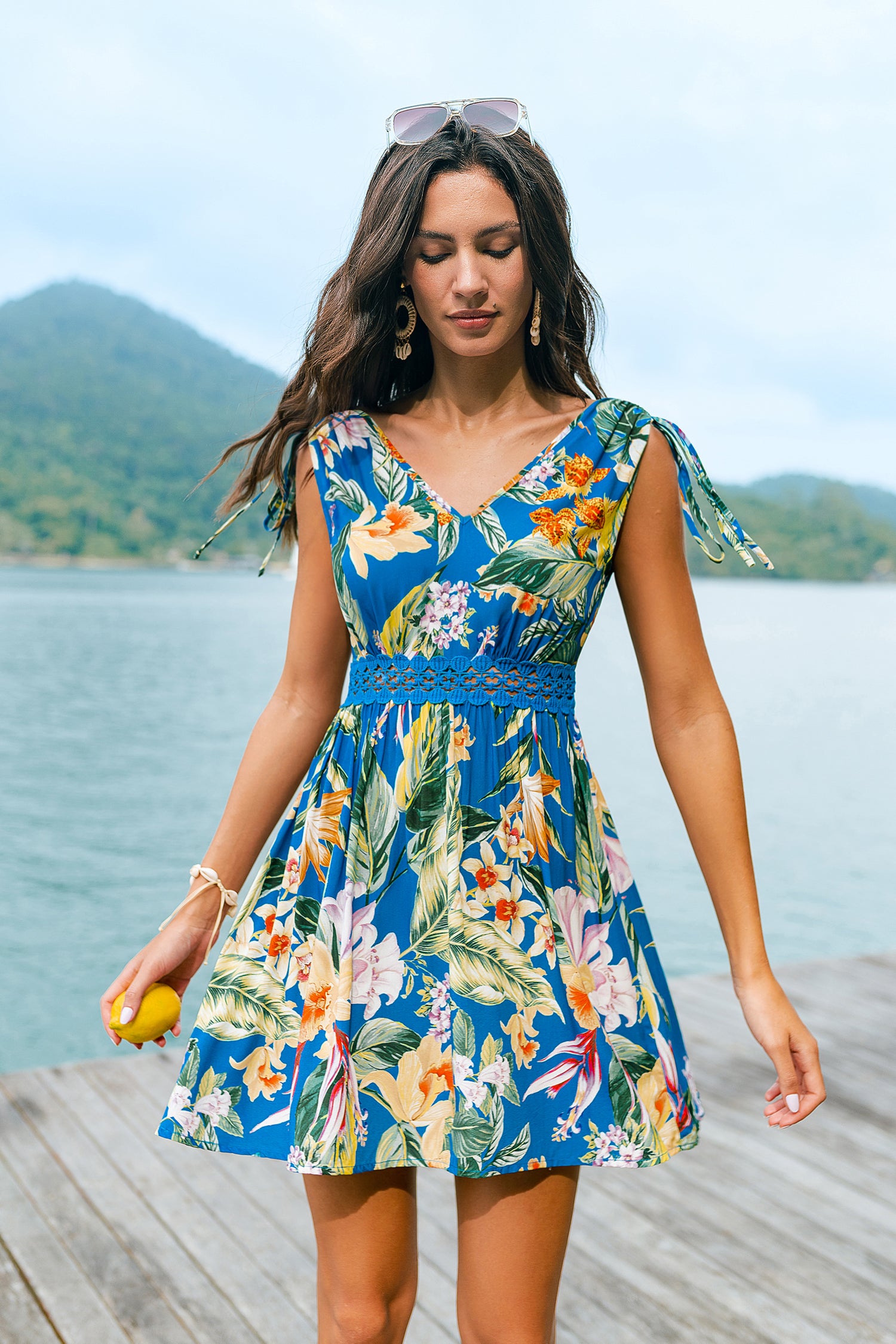 Blau tropisches Min-Strandkleid mit V-Ausschnitt