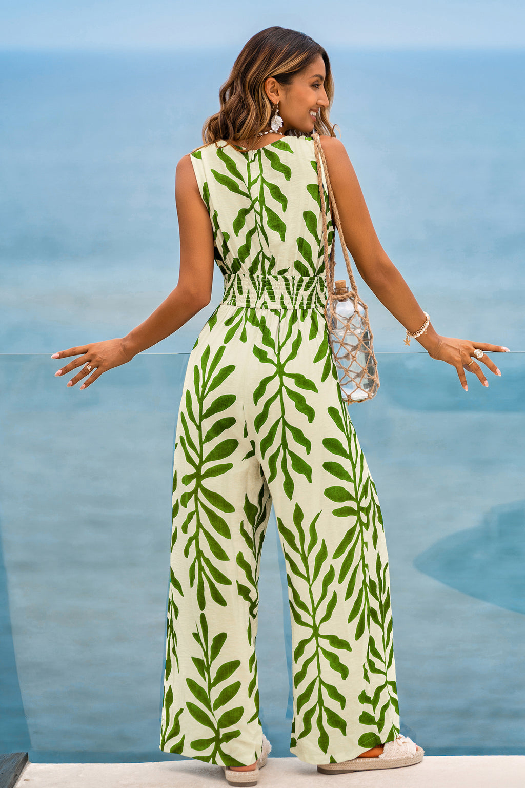 Grün tropischer Jumpsuit mit V-Ausschnitt