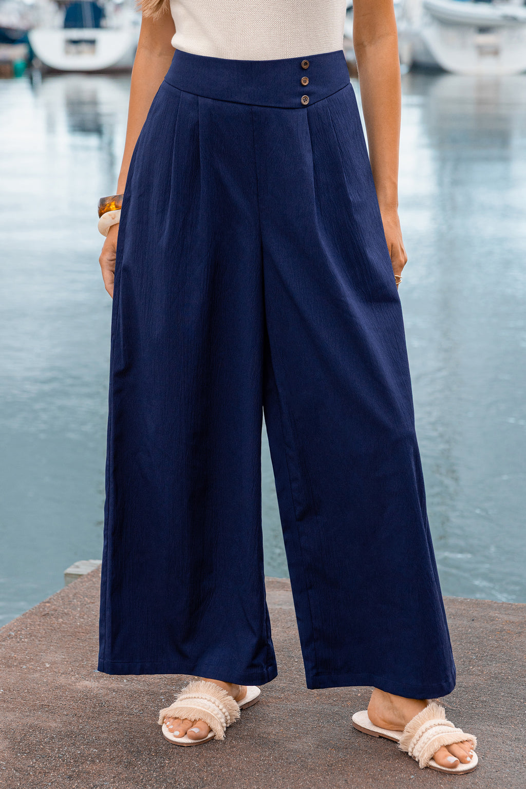 Blaue Hose mit weitem Bein