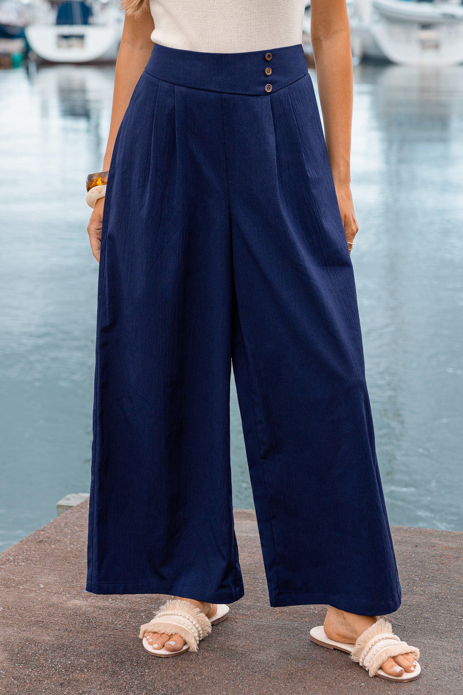 Blaue Hose mit weitem Bein