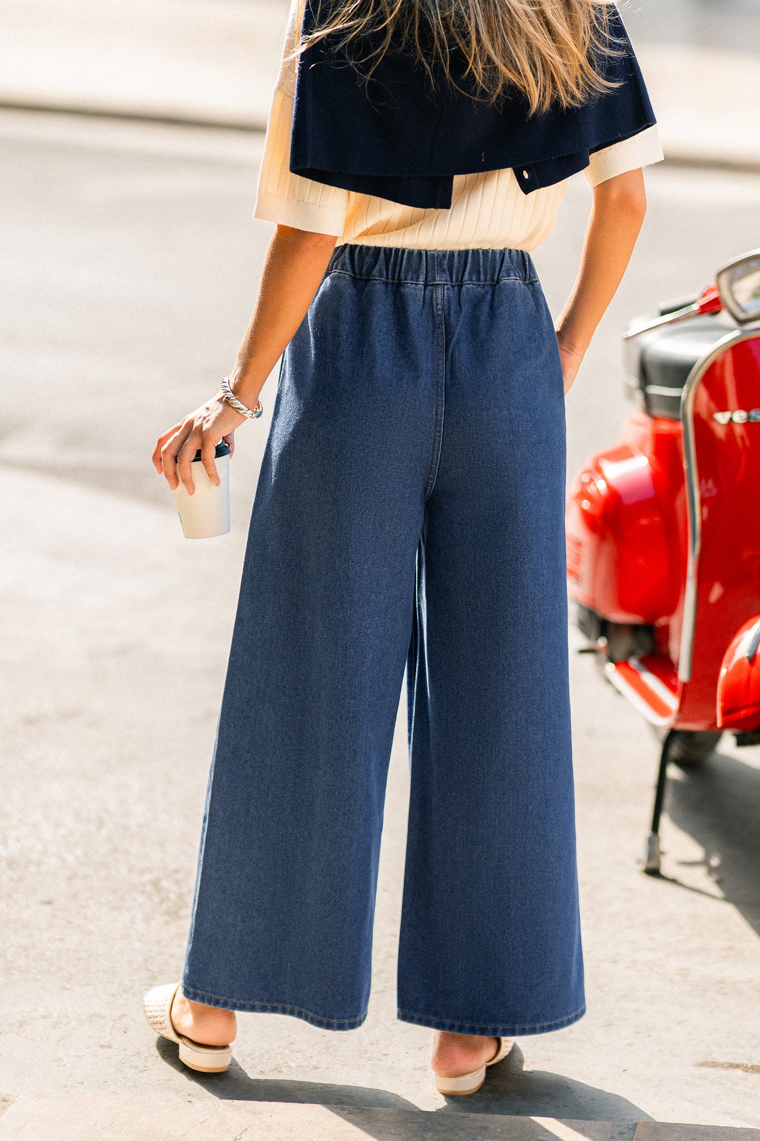 Blaue Jeanshose mit elastischem Bund und weitem Bein