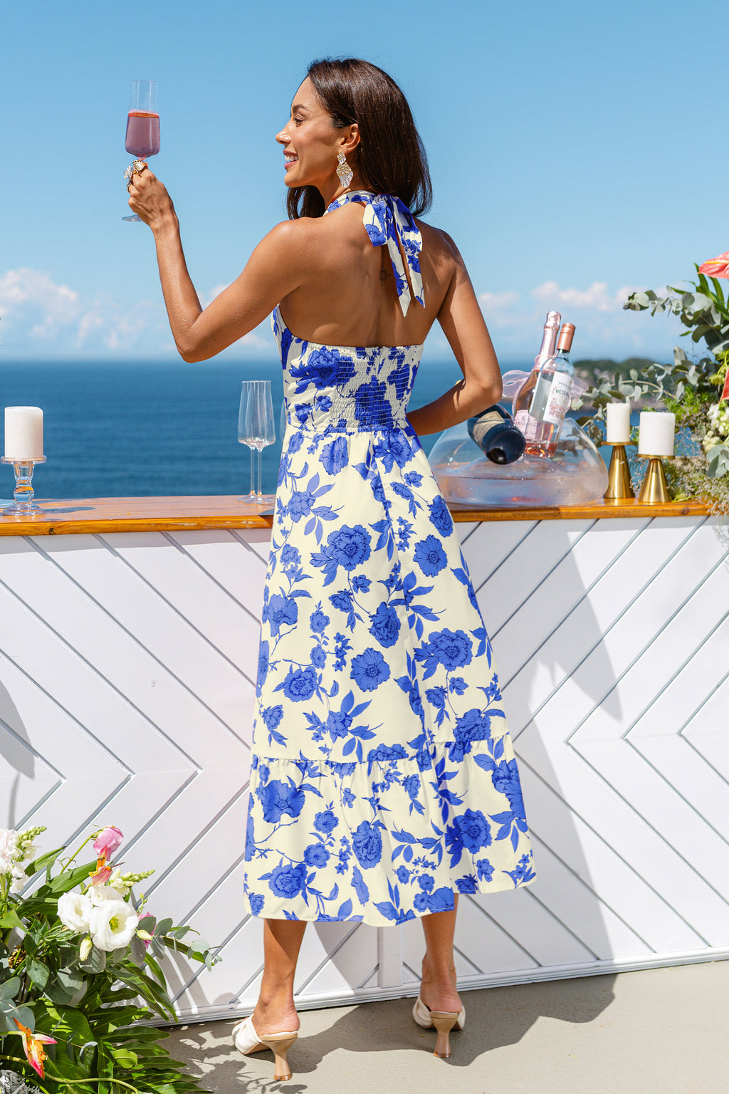 Blaues Midikleid mit Blumenprint und hohem Ausschnitt