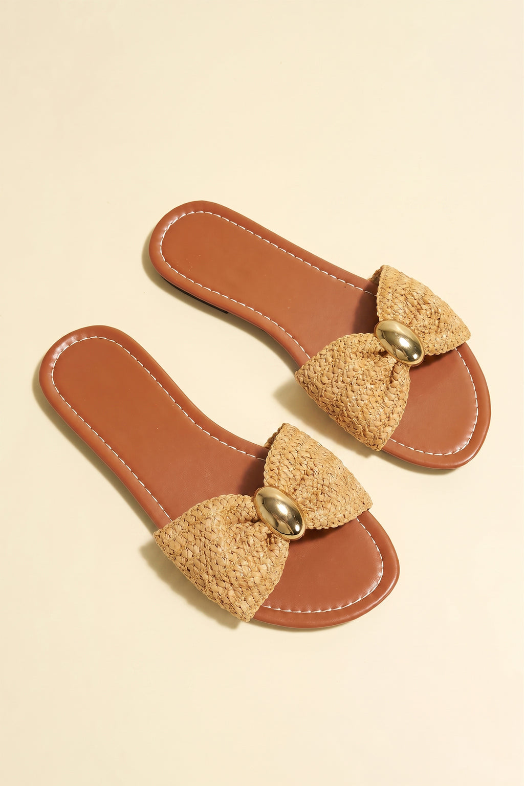 Strohsandalen mit goldenen Details