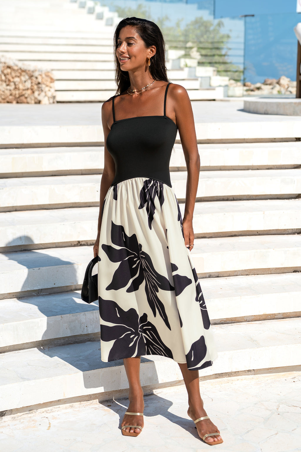 Schwarz geblümtes elegantes Midikleid mit eckigem Ausschnitt