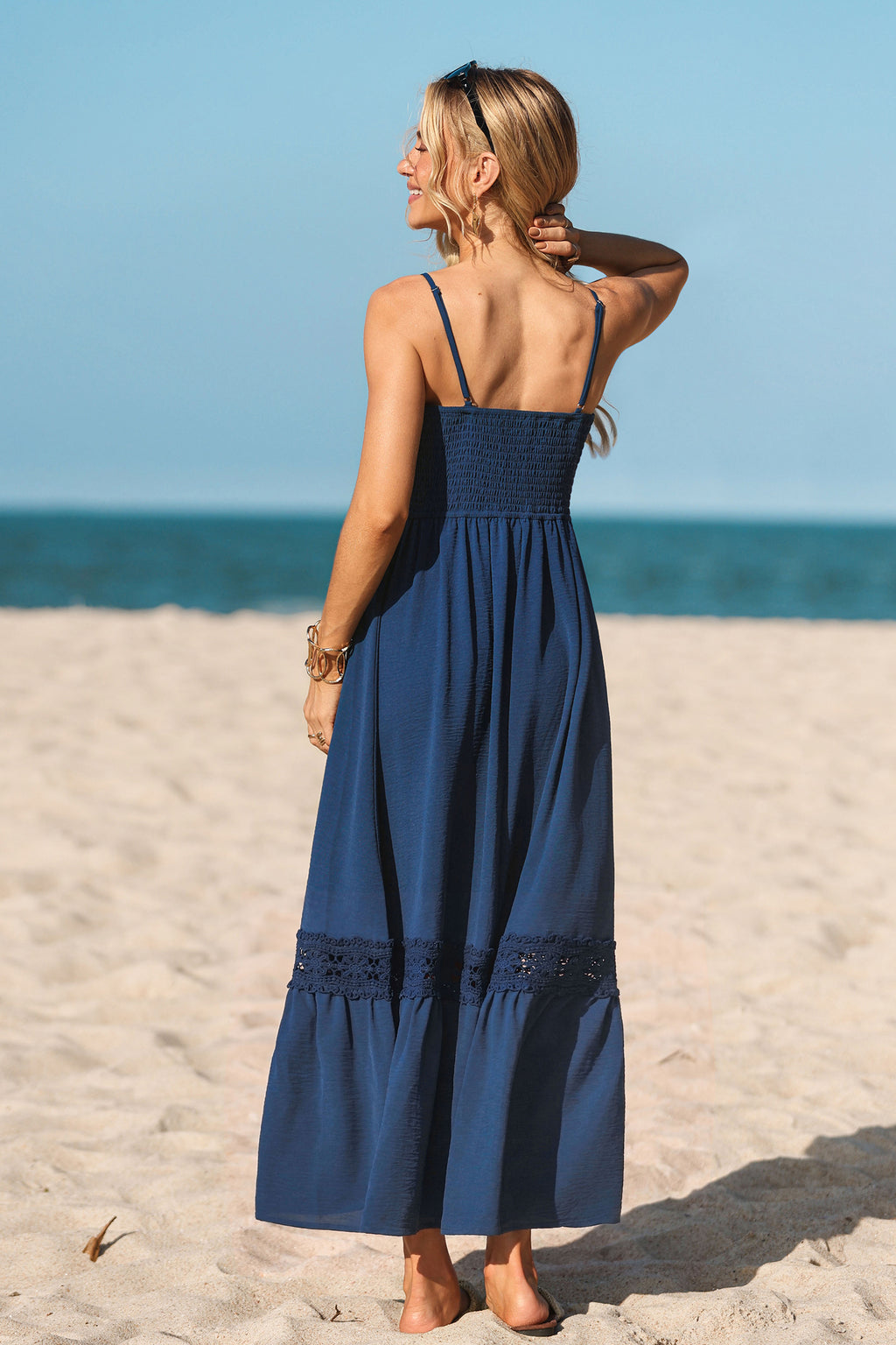 Blaues Maxi-Strandkleid mit V-Ausschnitt und Spitze