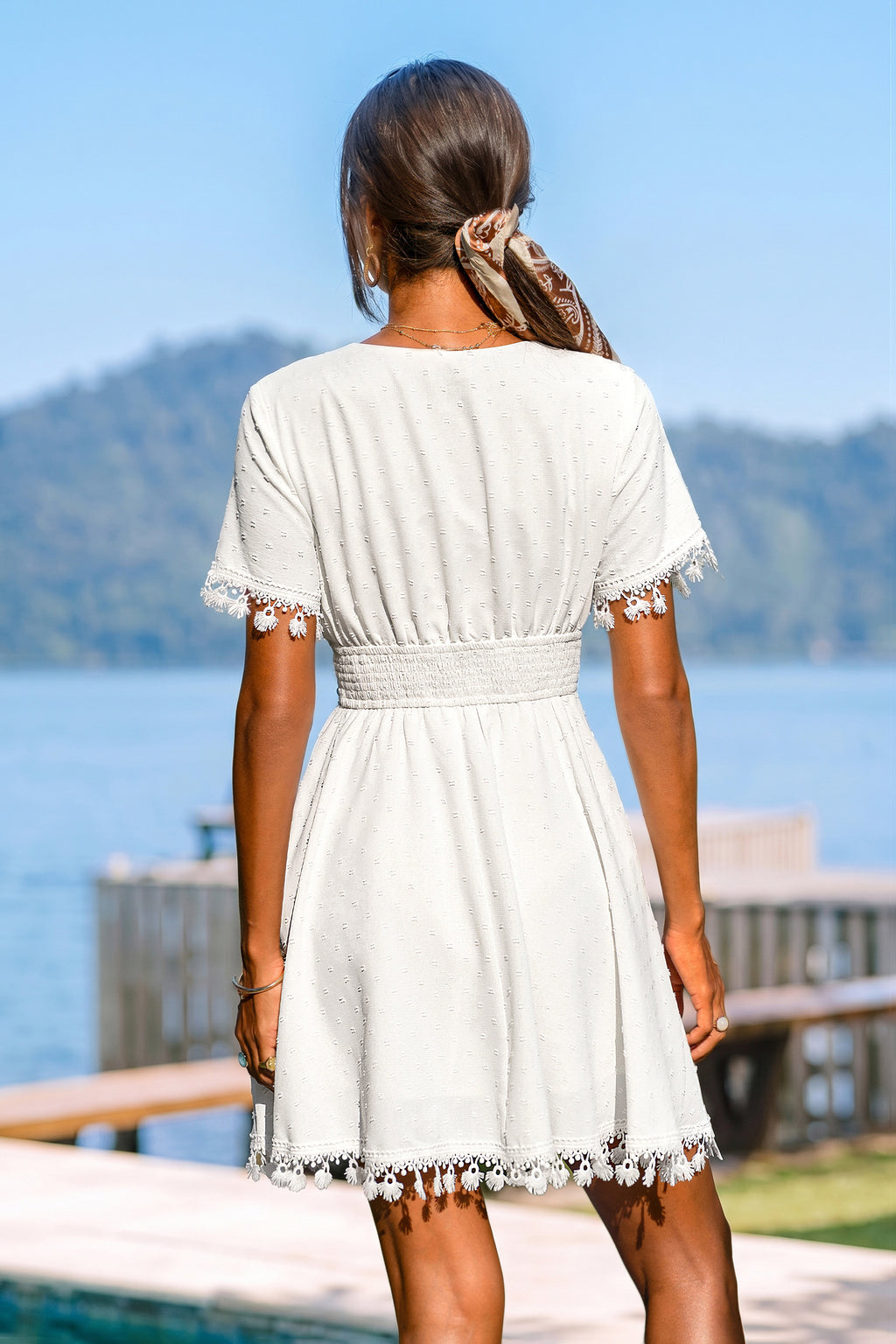 Weißes Kurzarm Mini-Strandkleid mit tiefem Ausschnitt