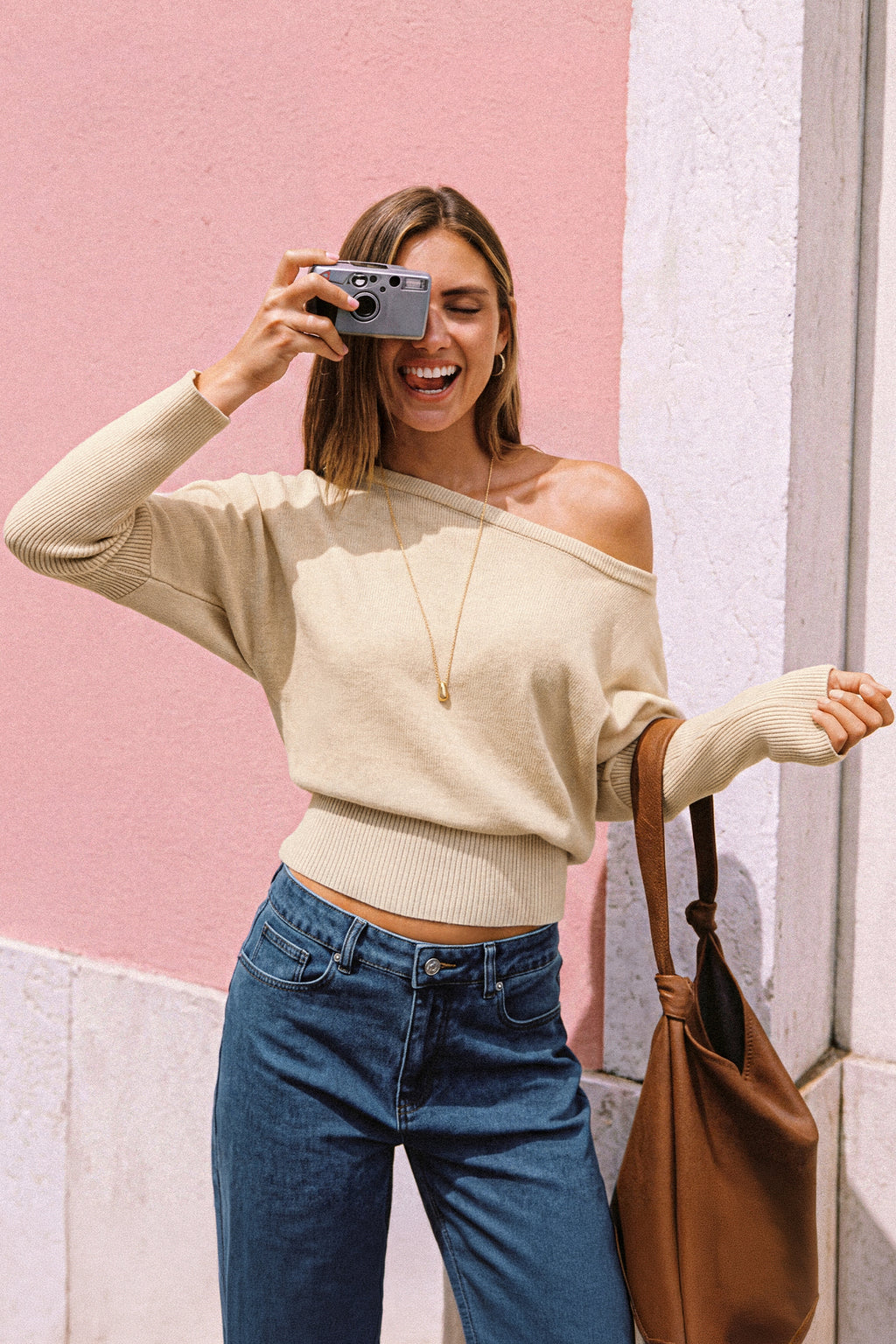 Khakifarbener Langarmpullover mit asymmetrischem Ausschnitt