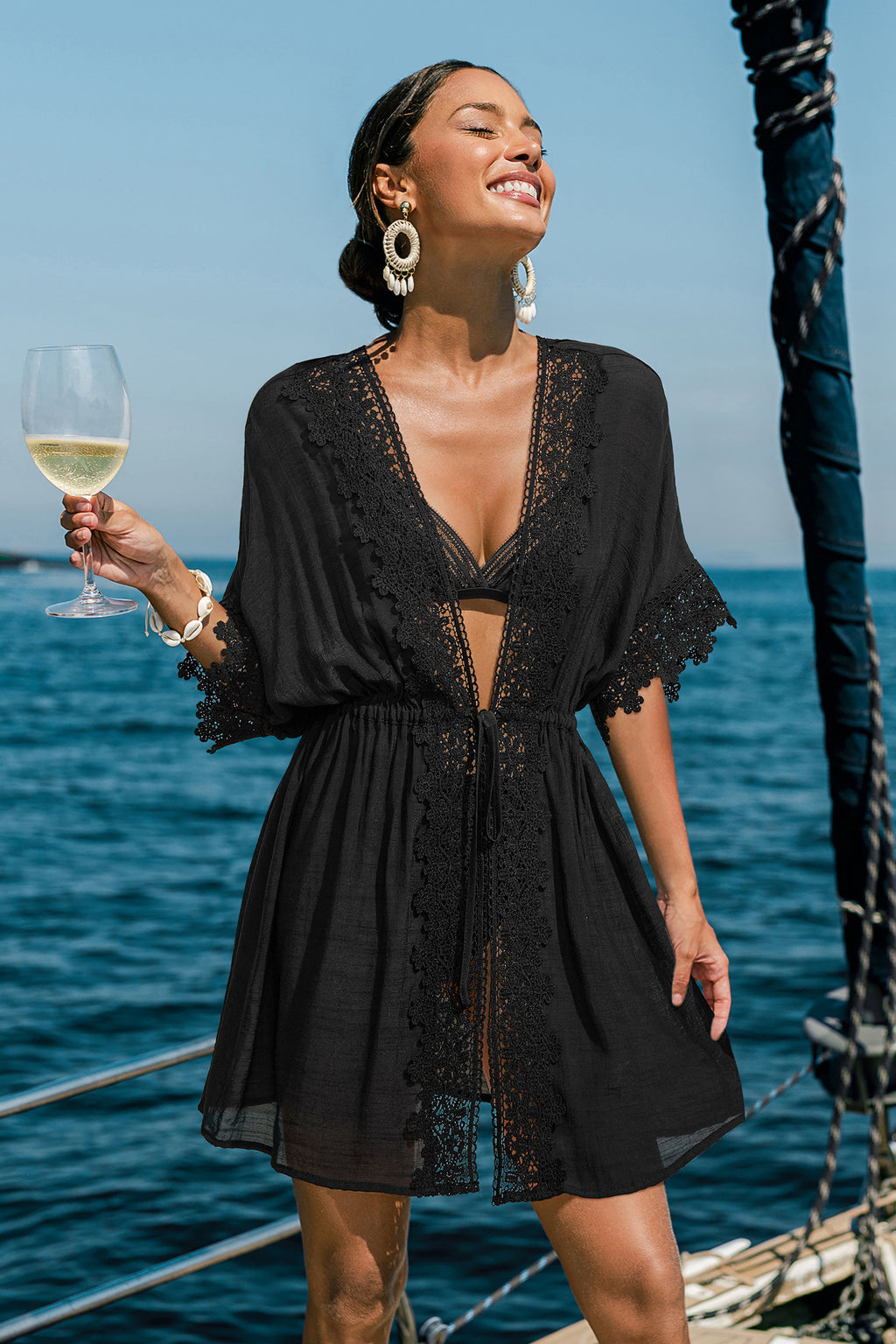 Schwarzes Mini-Strandkleid mit tiefem Ausschnitt und Spitze