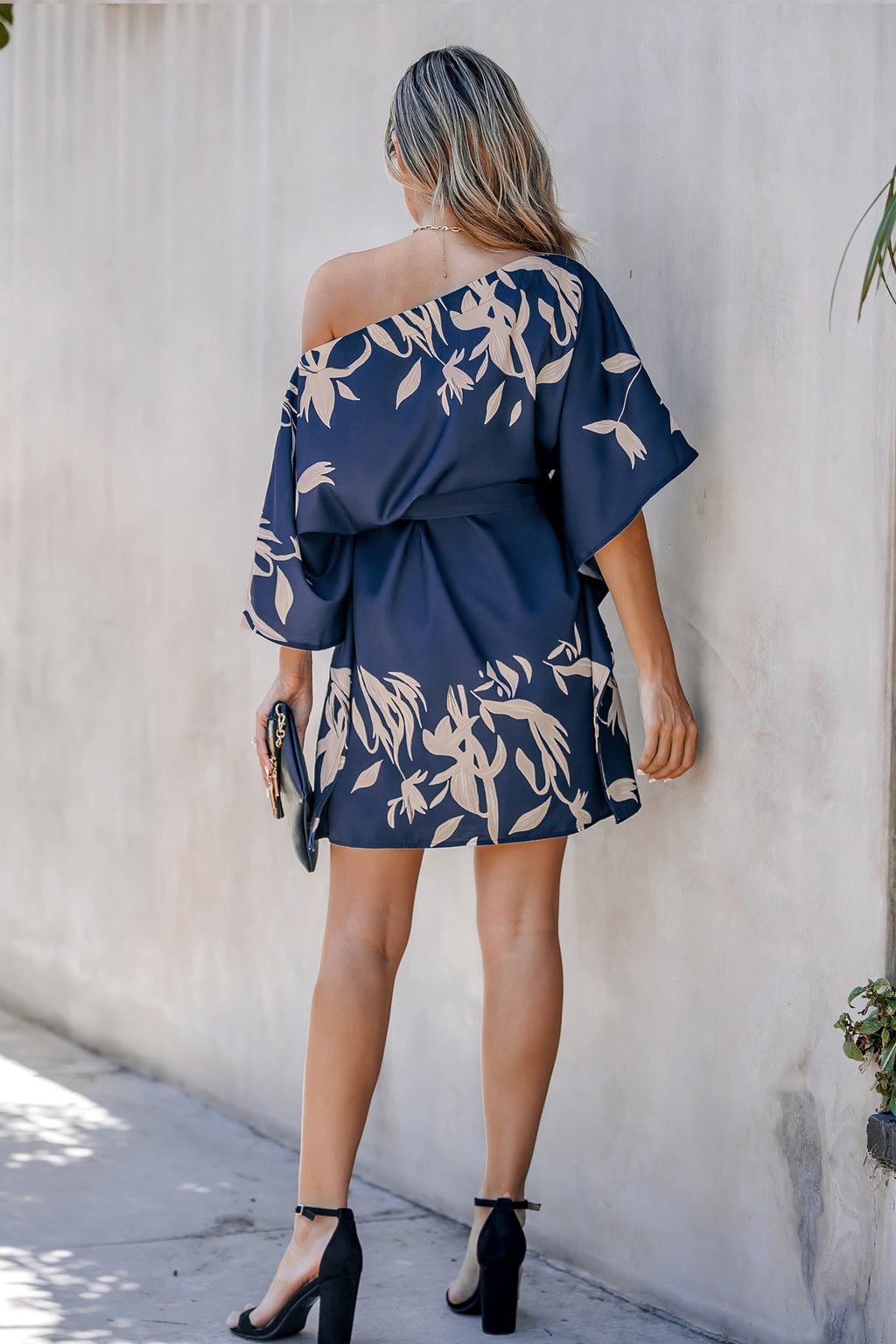 One-Shoulder-Minikleid mit Blattmuster und Gürtel