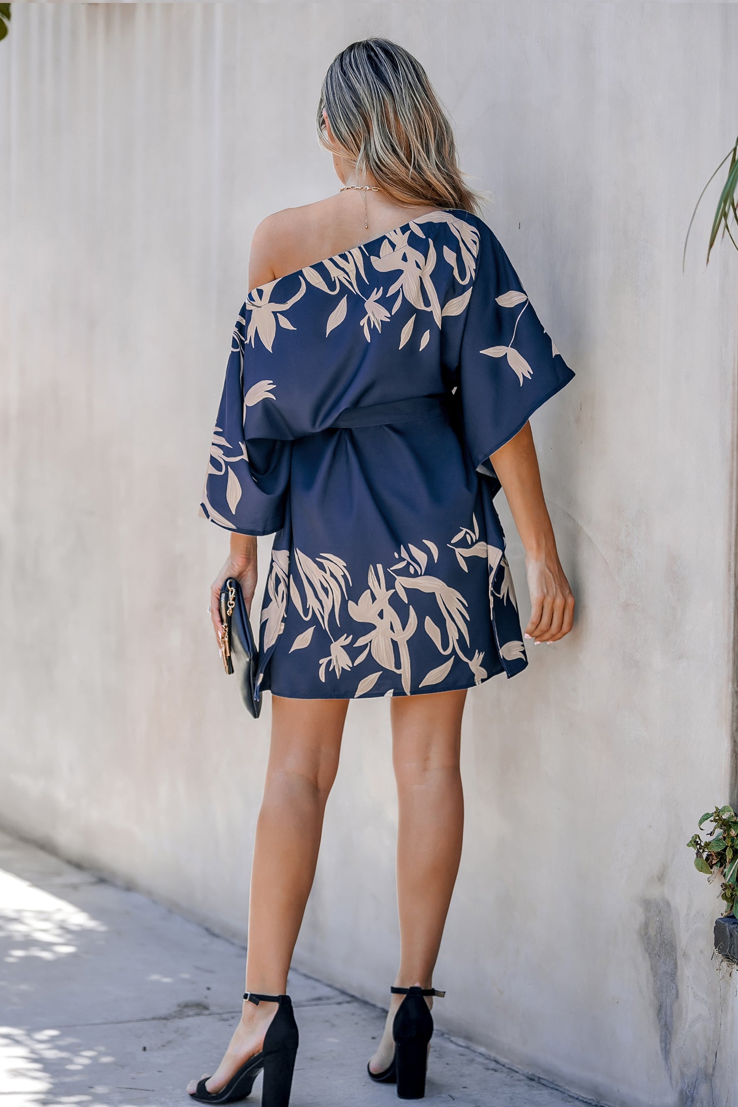 One-Shoulder-Minikleid mit Blattmuster und Gürtel
