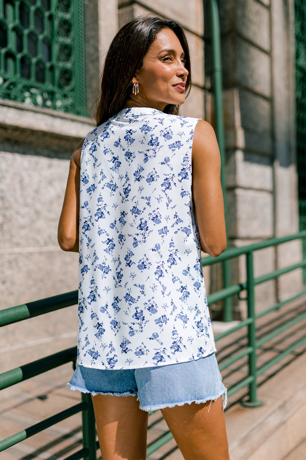 Blau geblümtes ärmelloses Top