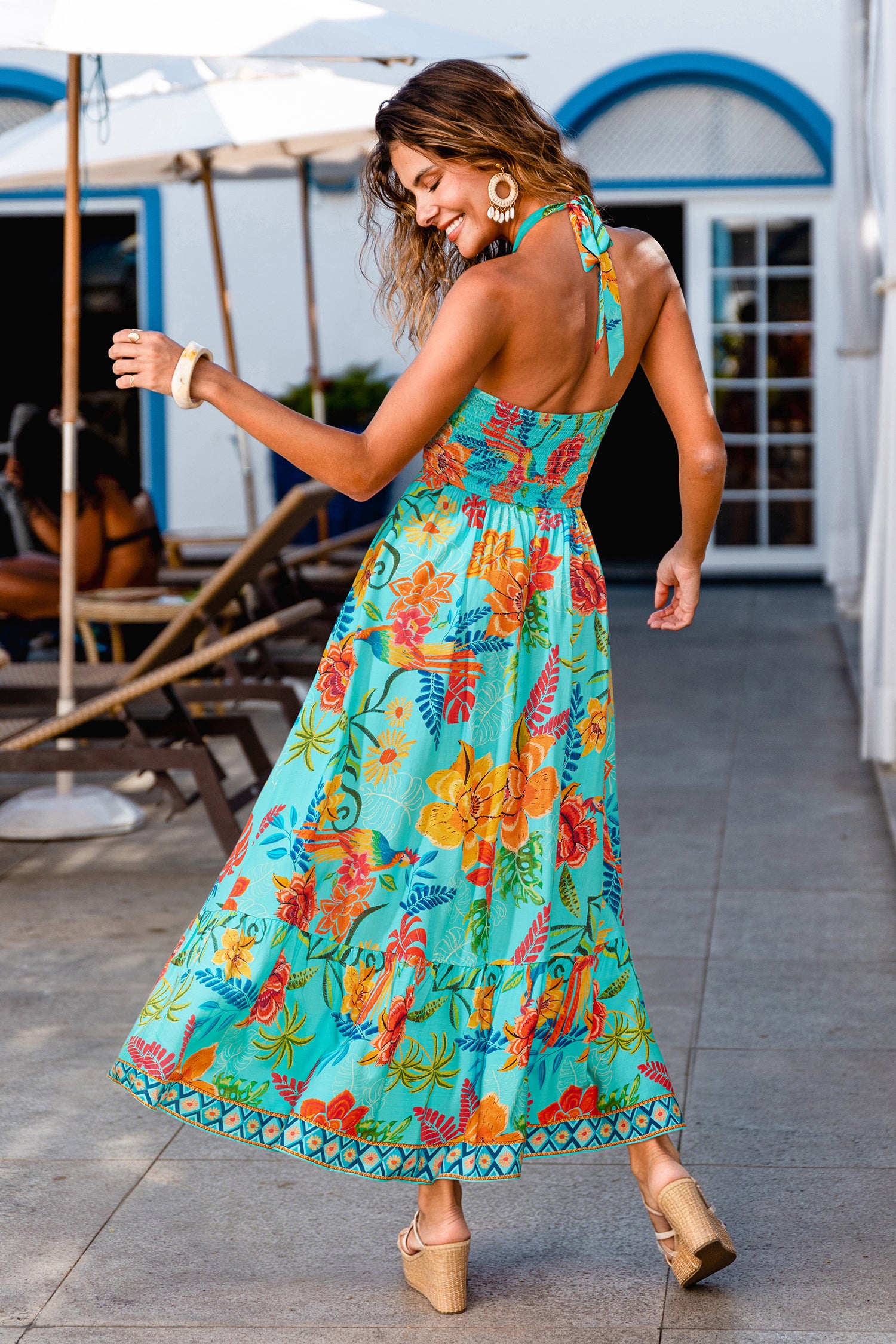 Grün geblümtes Midi-Strandkleid mit hohem Ausschnitt