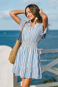 Gestreiftes Mini-Sommerkleid mit gesmokter Taille