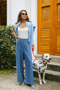 Blaue Jeanshose mit weitem Bein