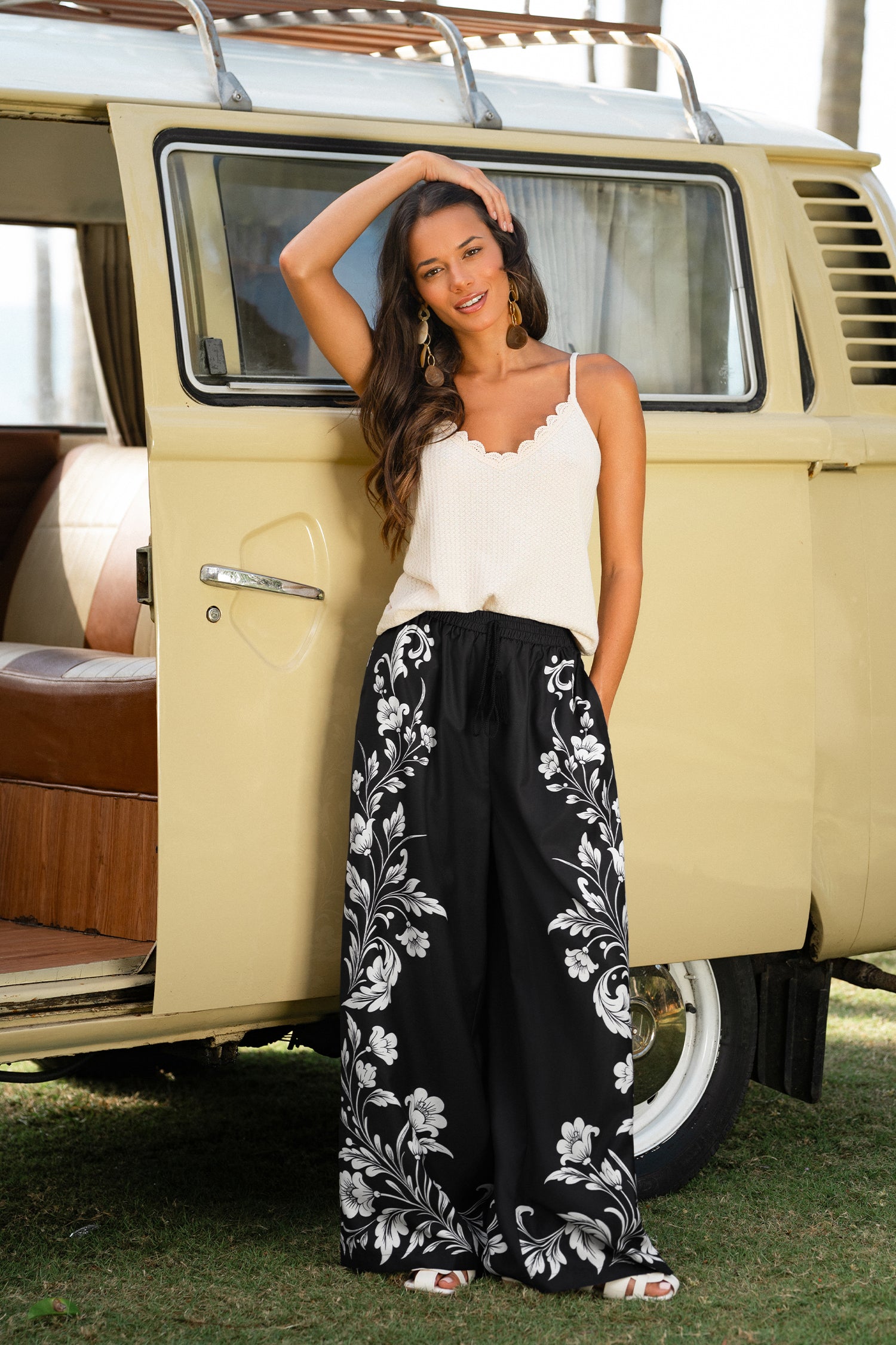 Geblümte Hose mit weitem Bein