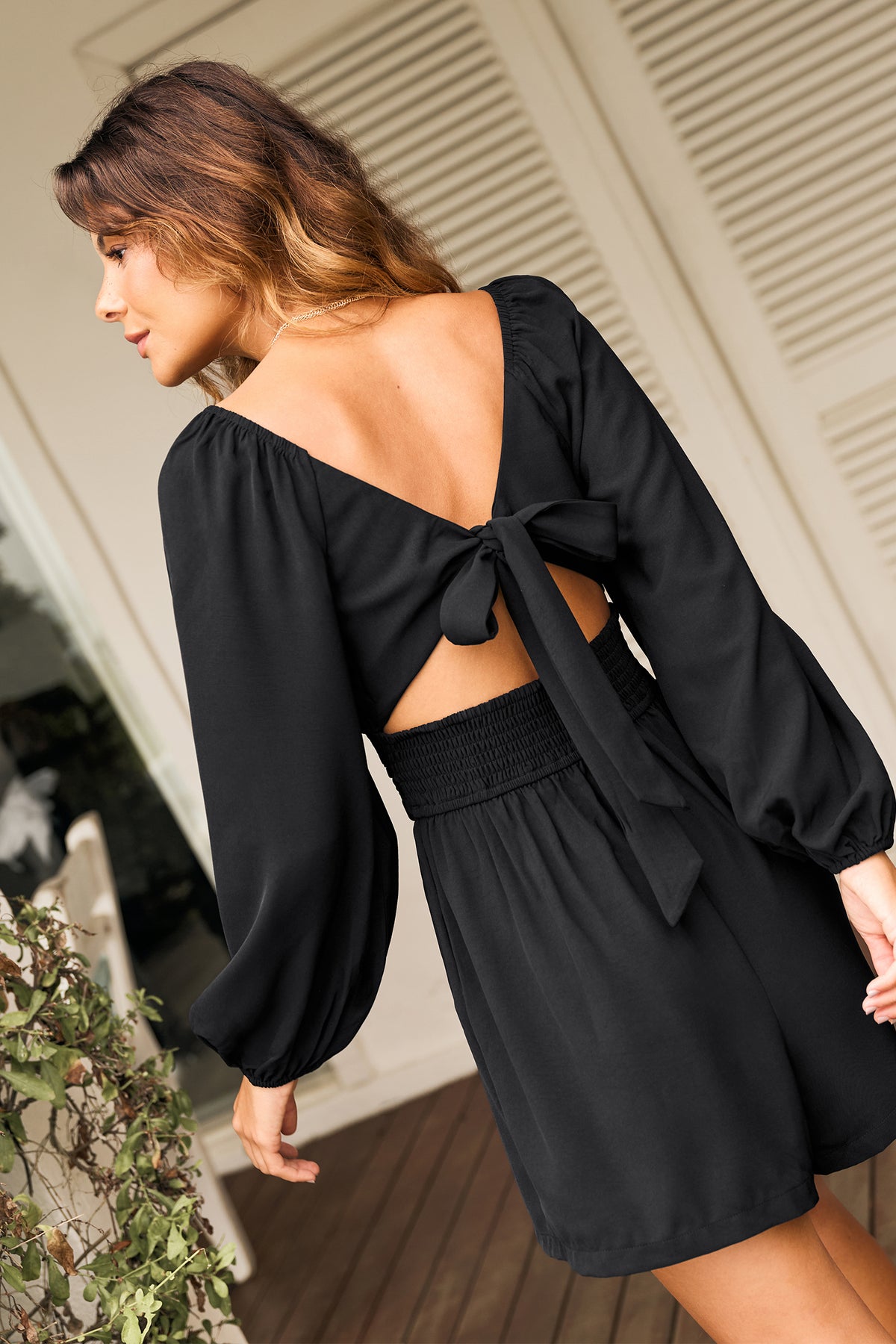 Schwarzer eleganter Langarm-Romper mit Karree-Ausschnitt