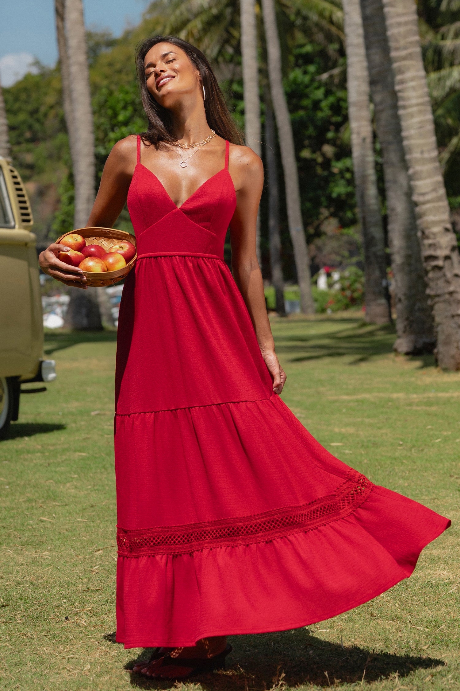 Rotes Maxikleid mit V-Ausschnitt