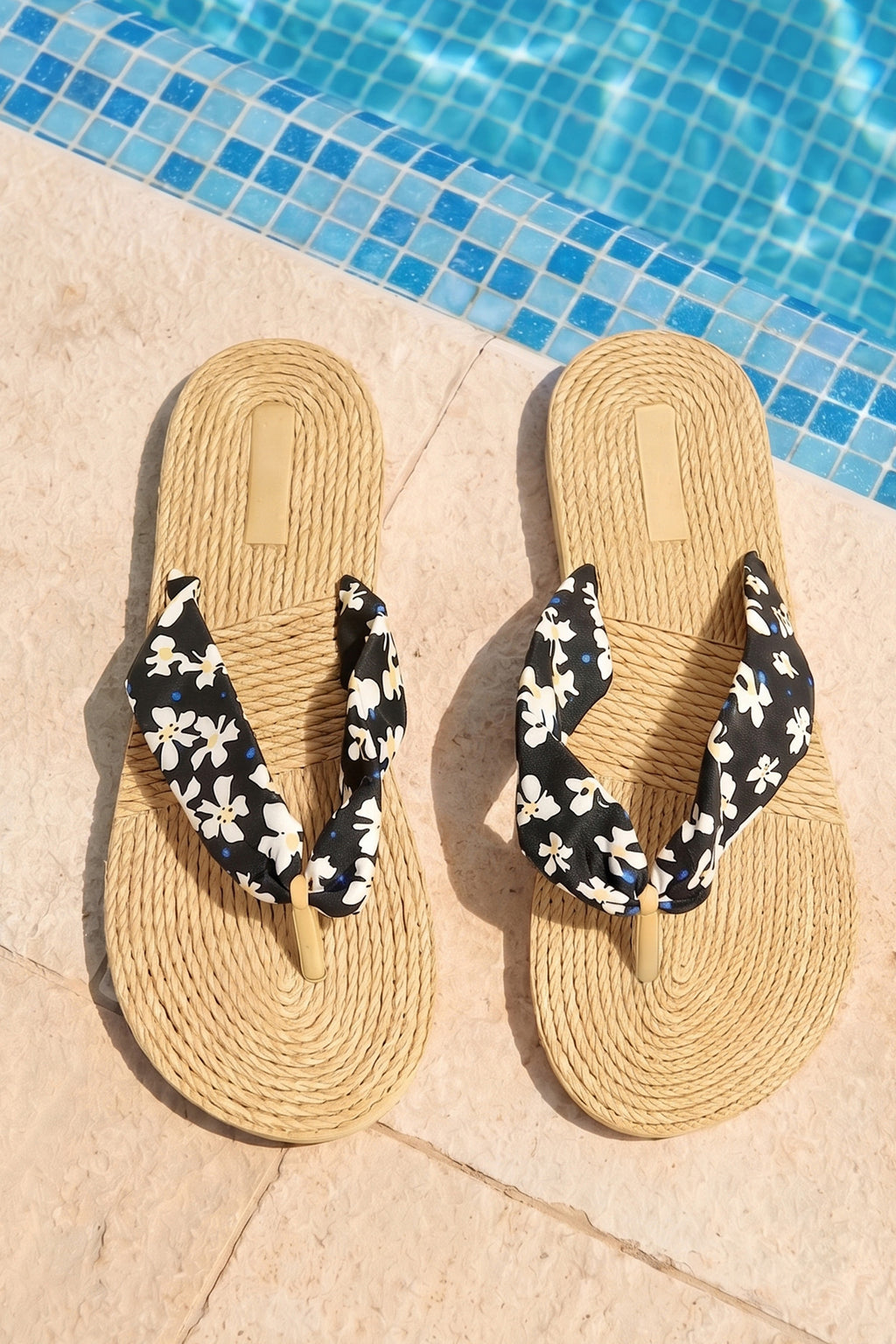Sandalen mit Blumenmuster