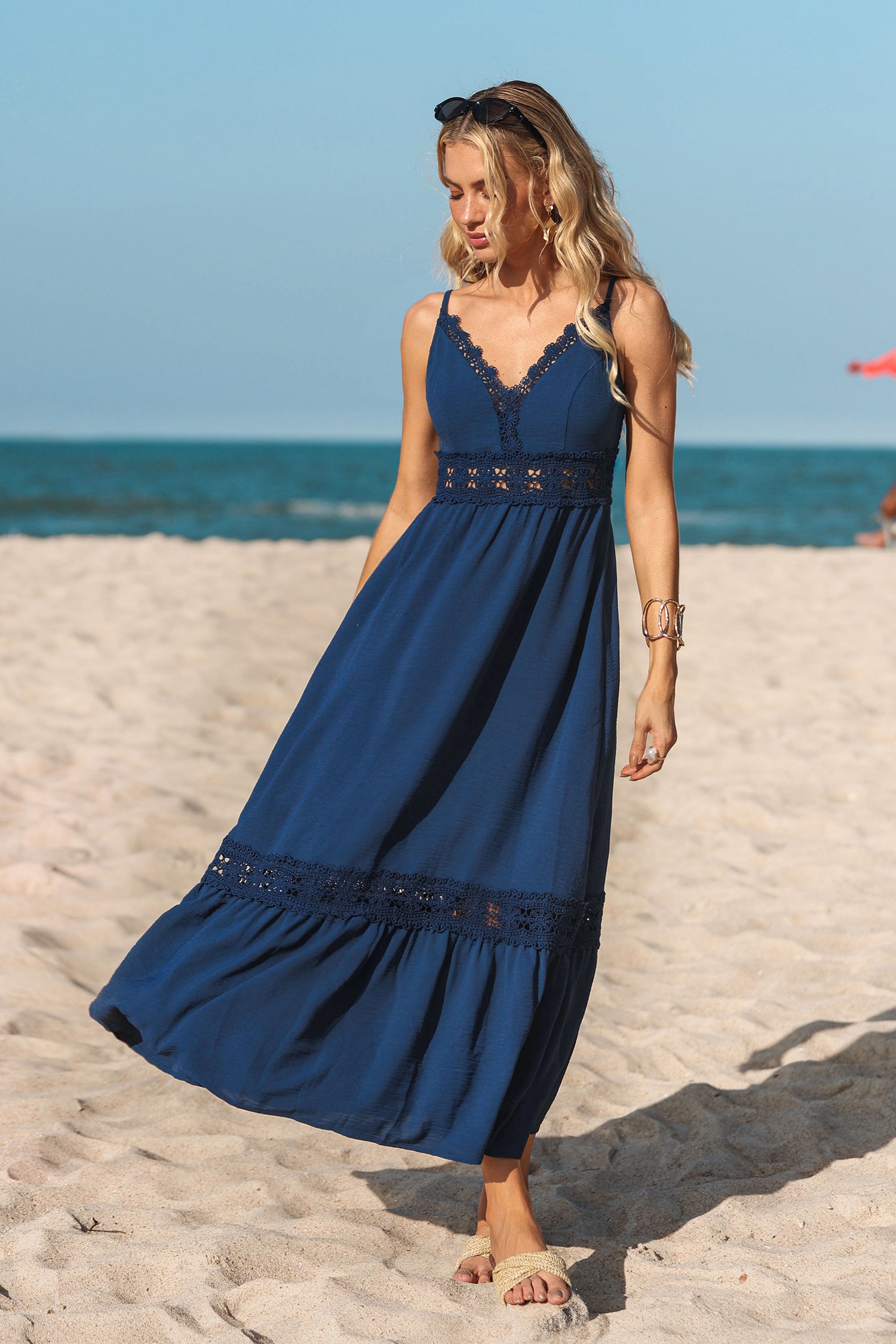 Blaues Maxi-Strandkleid mit V-Ausschnitt und Spitze