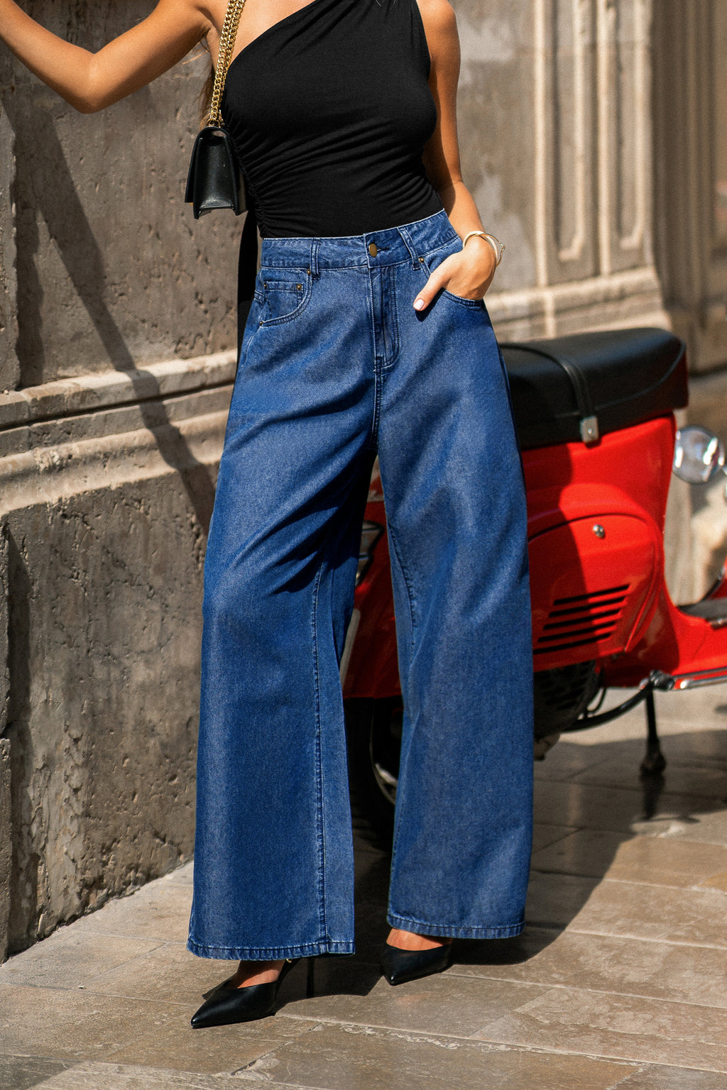 Dunkelblaue Jeanshose mit weitem Bein