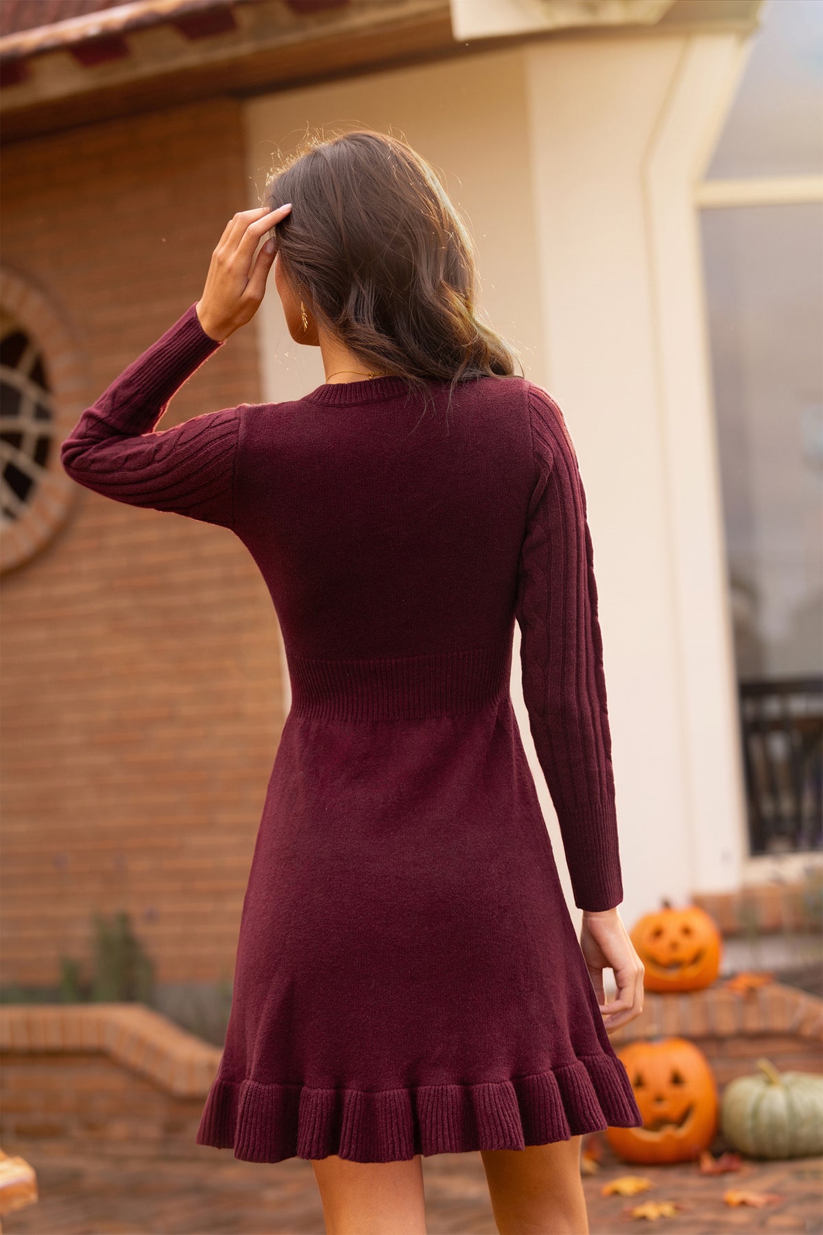 Brickfarbenes Mini-Strickkleid mit V-Ausschnitt