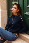 Blauer Langarmpullover mit hohem Ausschnitt