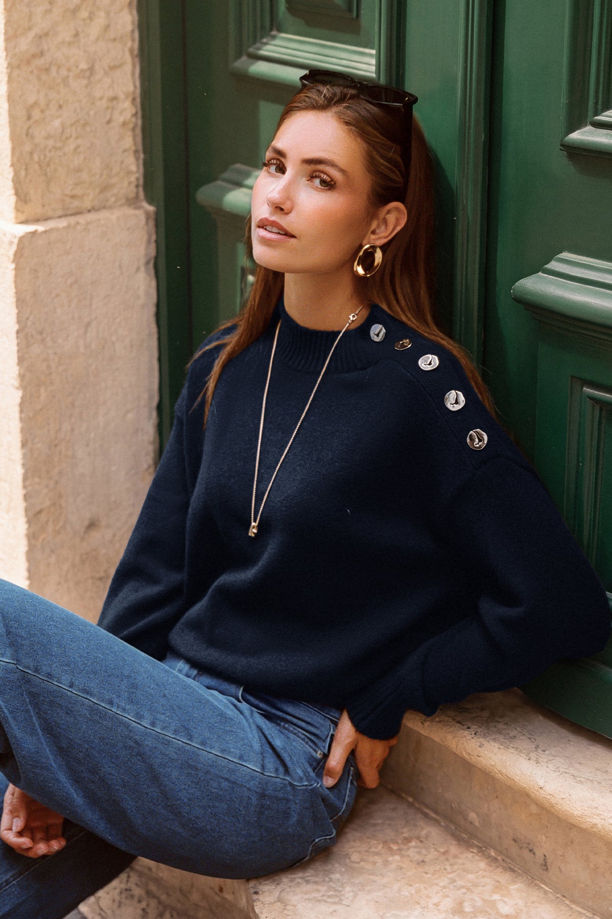 Blauer Langarmpullover mit hohem Ausschnitt