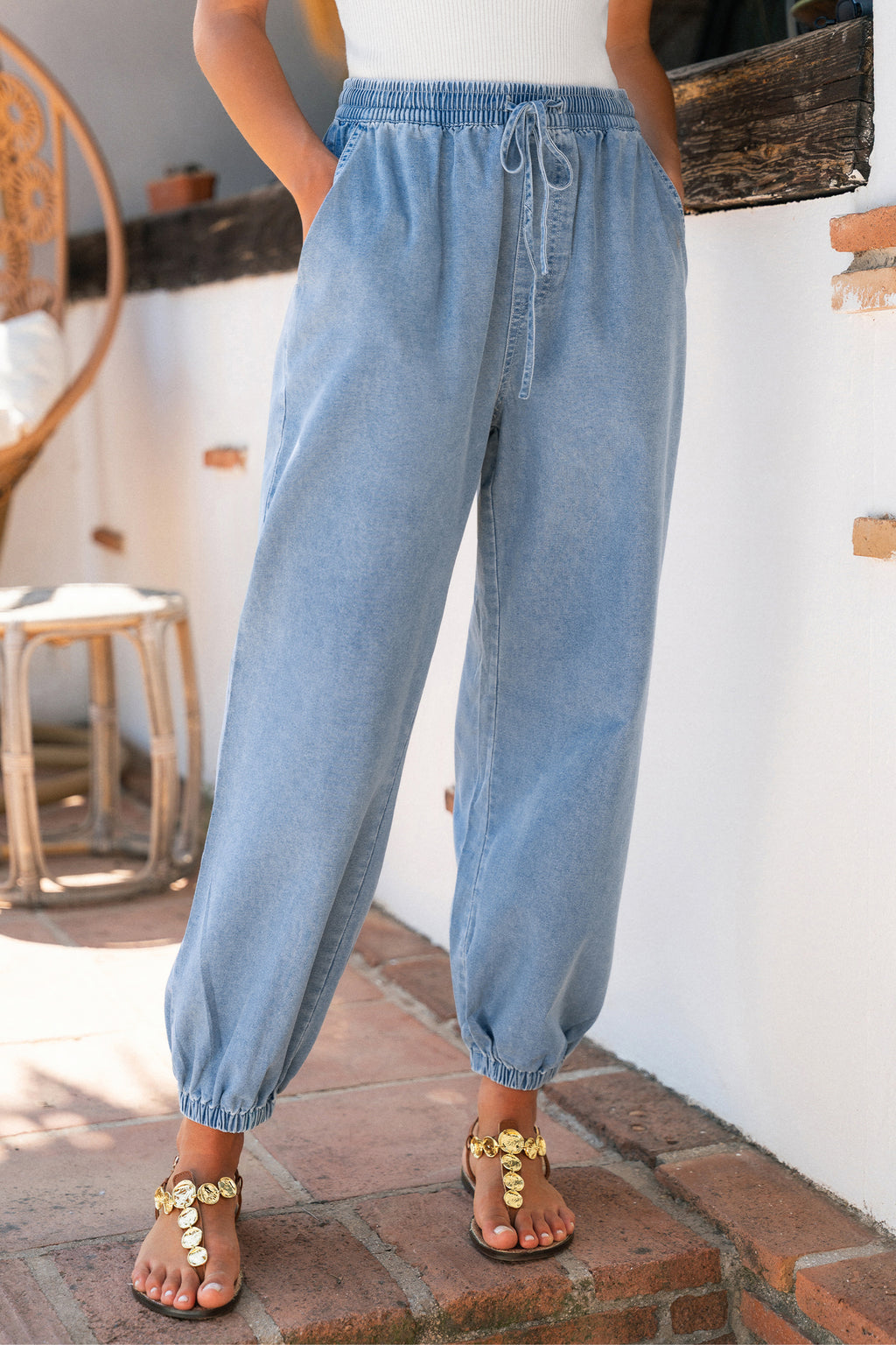 Blaue Jeans mit Kordelzug und Taschen