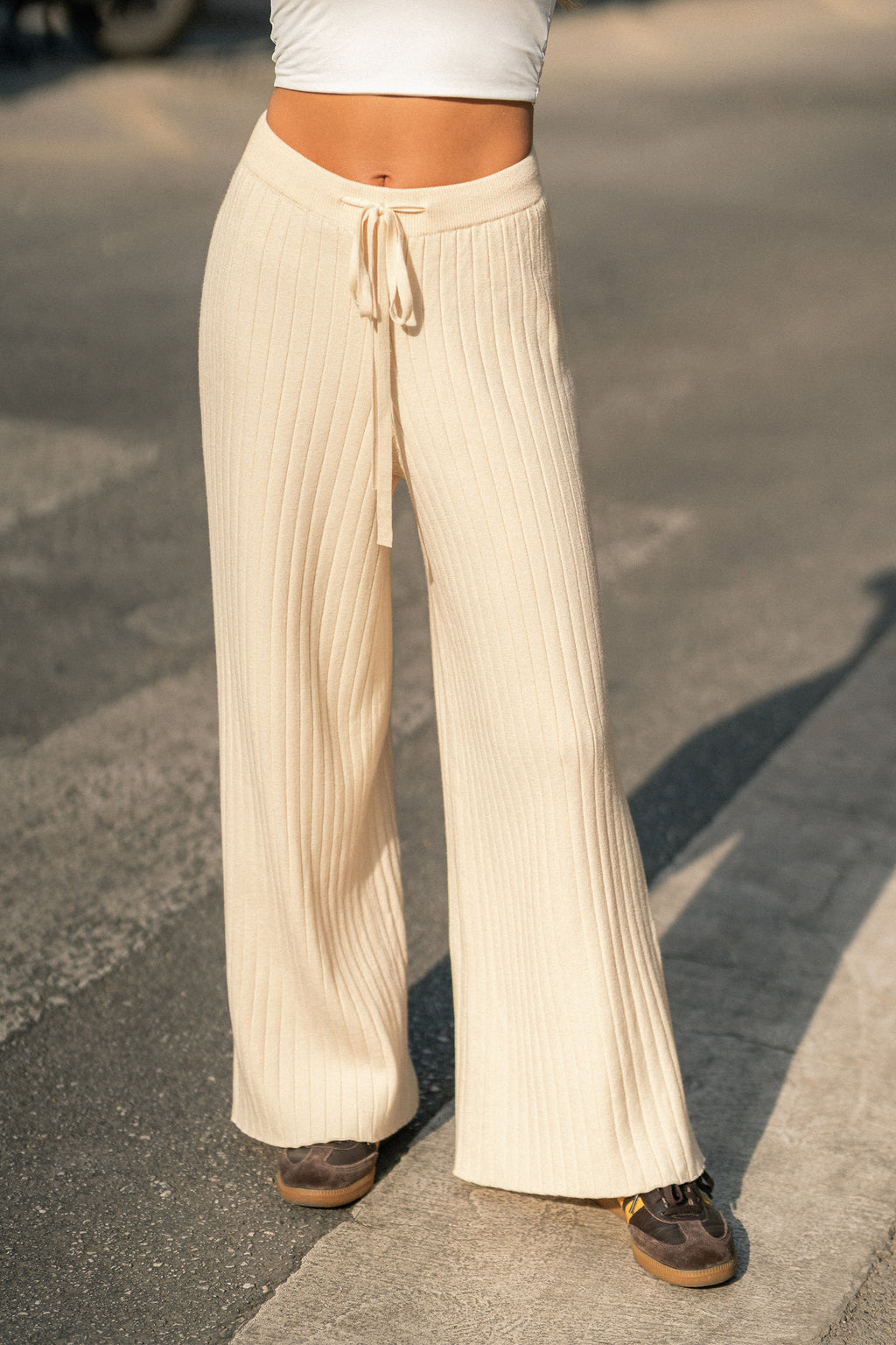 Beigefarbene Strickhose mit Kordelzug