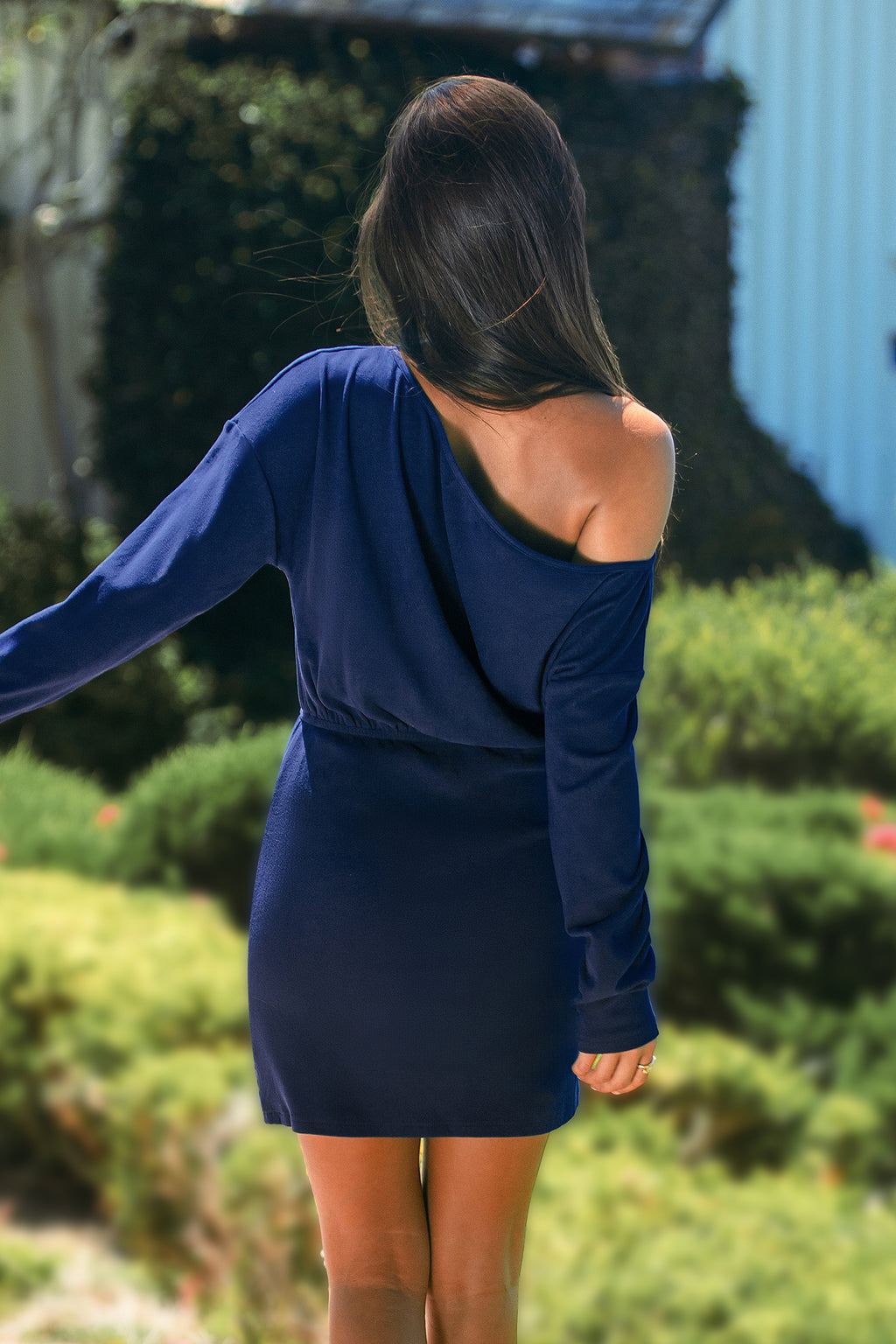Blaues Langarm Mini-Strickkleid mit asymmetrischem Ausschnitt