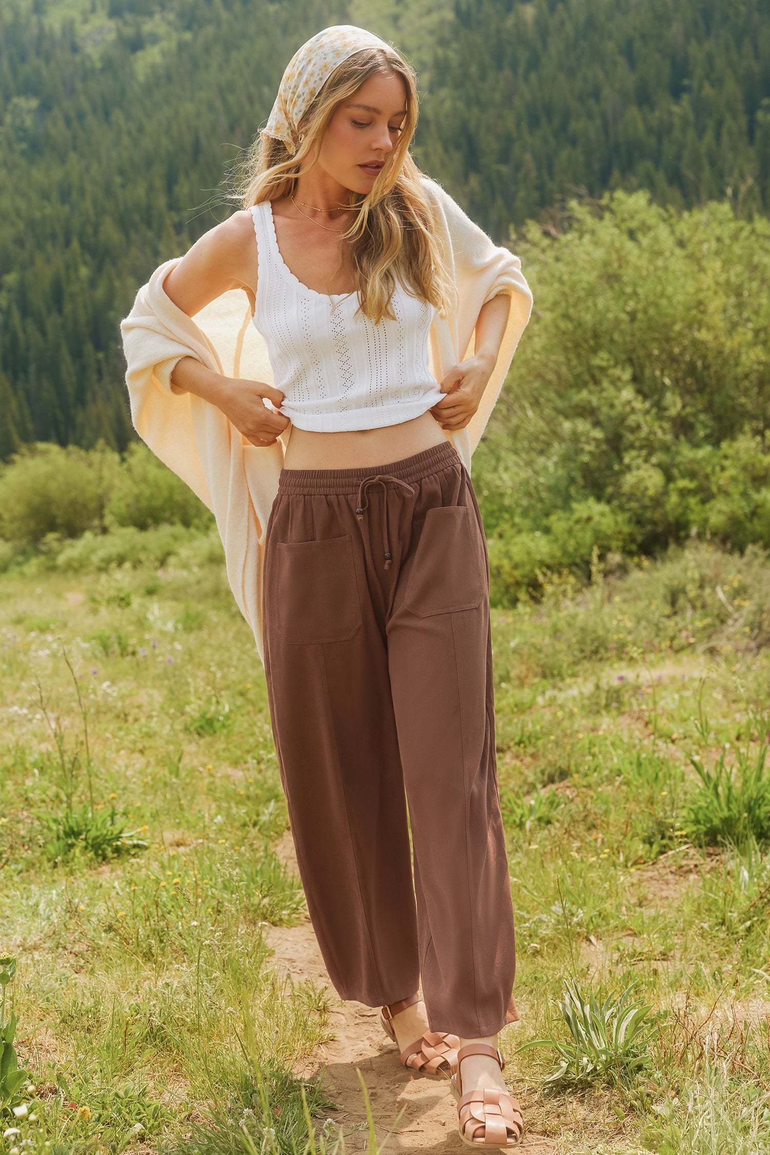 Braune Stoffhose mit Patch-Taschen