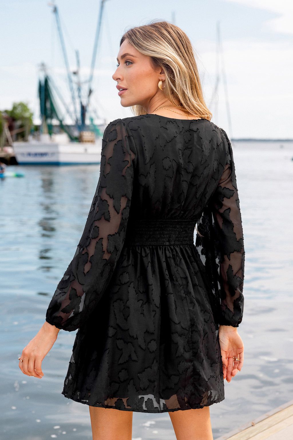 Schwarzes Langarm Minikleid mit tiefem Ausschnitt